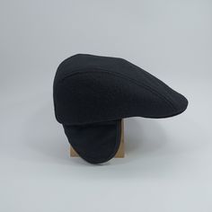 Only size:57cm. Please note, there's no sponge attached to the visor inside the cap. The overall look of the cap is visible in the pictures. This autumn and winter flat cap is simple, robust, and cozy, crafted from premium wool material. Featuring a visor attached to the crown for maintaining its shape and a foldable padded earflap. The collapsible earflap not only provides excellent ear coverage but also effectively shields the back of the neck from the cold. Inside, there's a warm quilted cott Winter Flats, Newsboy Cap, Flat Cap, Cotton Pads, Caps Hats, Accessories Hats, Hunting, Bathing Beauties, Walking