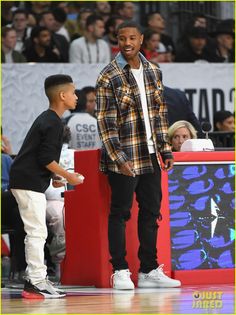 Basketball Game Outfit Men, Michael Jordan Fashion, Michael B Jordan Style Casual, Michael Jordan Street Style 90s, Michael B Jordan Outfits, Michael Jordan Wearing Jordans, Black Panther Outfit, Michael B Jordan Style, Michael Jordan All Star Game