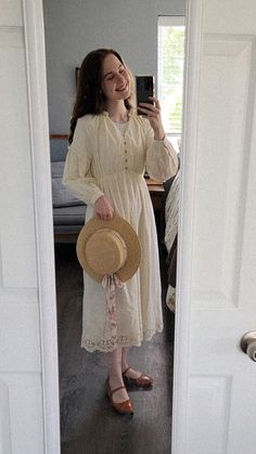 @Simple_Retro Trad Wife Outfit, Catholic Outfits, Heavenly Outfits, Trad Wife Aesthetic, Modest Fashion Christian, Sand Collection, Catholic Women, Cottagecore Outfits, Simple Retro