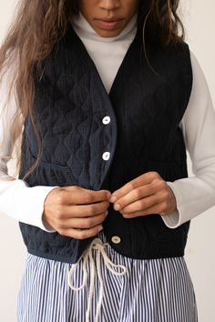 The Quilted Vest Quilted Vest Pattern, Quilted Vest Outfit, Quilt Vest, Black Quilted Vest, Winter Layering Outfits, Black Gilet, Thrift Ideas, Vest Quilted, Contrast Interior