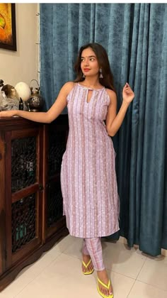 Sleeveless Kurti Designs, Straight Kurti Designs, Latest Kurti Designs Pattern, Outfit Images, Sleeveless Kurti, Summer Fashion Dresses Casual, Stylish Kurtis