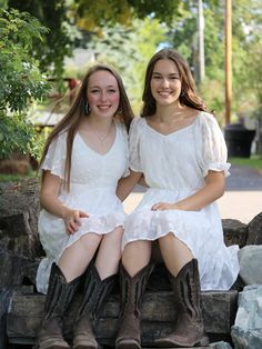 Cute photoshoot ideas for sisters/friends! Photoshoot Ideas For Sisters, Cute Photoshoot Ideas, Cute Photoshoot, Sister Friends, Friend Photoshoot, Photoshoot Ideas, Quick Saves