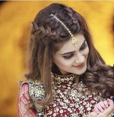 Hairstyles For Cousins Wedding, Hair Style For Lehnga Wedding Hairs For Short Hair, Bindya Hairstyle, Front Hair Styles For Wedding Indian Bride, Hairstyles With Mangtika, Hear Style Girl Hairstyles, Front Braid Hairstyles Indian, Mangtika Hairstyle Open Hair, Hairstyle With Mangtika