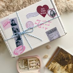 taylor swift themed box Taylor Gifts, Cute Friendship Bracelets, Gift Inspo, Valentine Box, Gifts For New Parents, Birthday Gift Ideas, Diy Birthday