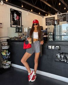 Book Store Outfit Summer, Dallas Street Style, Brunch Street Style Outfit Ideas, Preppy Rocker Style Outfit, Gazelle Summer Outfit, Summer Meeting Outfits, Cool Weather Summer Outfits, Hot Summer Outfits Casual, Nyc Style Summer