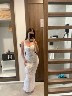 Simple Birthday Outfits, Summer Birthday Dresses, Dress And Sandals Outfit, Dinner Night Outfit, White Dress Outfits, Dress With Sandals, White Dress Outfit, Date Night Outfit Ideas, Trendy Date Night Outfit