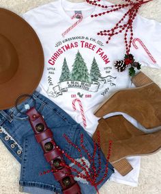 Get in the Christmas spirit with this adorable Griswold and Co. Graphic Shirt. Pair with jeans or leggins for the cutest Christmas outfit!  These are unisex fit and are true to size. Christmas Graphic Tees, Cute Christmas Outfits, Monogram Shirts, Black Friday Christmas, Christmas Graphic, Beach Birthday, Graphic Tee Shirt, Winter Days, Graphic Shirt