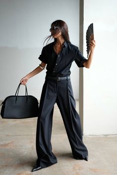 Cool Black Outfits, Busy Mom Outfits, Work Travel Outfit, Casual Preppy Outfits, Black Outfits, Mama Style, Looks Black, Young Fashion, Pantalon Large