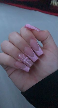 snowflake Pink Glitter Nails Christmas, Pink French Tip Nails With Snowflake, Pink Sweater Nails Acrylic, Pink Nails Snowflakes, Short Coffin Acrylic Nails Christmas, Textured Glitter Nails, Pink Snowflakes Nails, Pink French Tips With Snowflakes, Sugared Nail Design