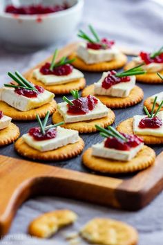 Easy Appetizer Platter, Party Appetizers Birthday, Finger Foods Ideas For Party, Easy Quick Party Food, Great Gatsby Food Appetizers, Finger Food For Party Ideas, Easy Tapas Ideas, Appetizer Thanksgiving Appetizers, Finger Food Birthday