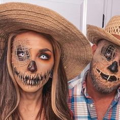 Fantasias de Halloween para Casais: Ideias e Dicas para Arrasar Creepy Scarecrow Costume Women, Easy Scary Scarecrow Makeup, Man Scarecrow Makeup, Scary Scarecrow Makeup For Men, Men Scarecrow Makeup, Spooky Scarecrow Makeup, Mens Scarecrow Makeup, Scarecrow Costume Scary, Male Scarecrow Makeup