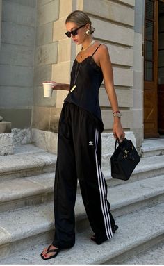 Airmax Outfit Women Street Styles, Baggy Track Pants Outfit, Black Track Pants Outfit, Madrid Street Style, Adidas Firebird, Looks Adidas, Track Pants Outfit, Pants Trend, Adidas Hose