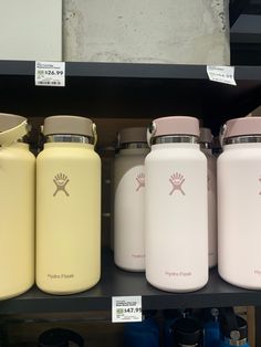 Cute Hydroflask, Hydroflask Aesthetic, Water Bottle School, School Wishlist, Pretty School Supplies, Trendy Water Bottles, School Bag Essentials, Backpack Essentials