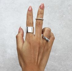 Streetwear Jewelry Rings, Rings Streetwear, Hailey Bieber Jewelry Rings, Trendy Rings, Rings Accessories, Rings Necklace, Jewel Wedding, Jewelry Travel, Trendy Ring