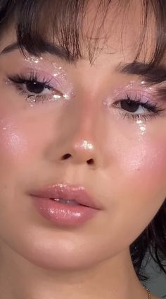 Fairy Inspo Makeup, Pink Fairy Eyeshadow, Glinda Makeup Look, Glinda Makeup Ideas, Makeup Sparkle Glitter, Glinda The Good Witch Costume Makeup, Pink Shimmery Eye Makeup, Cute Sparkly Makeup, Frosty Pink Makeup