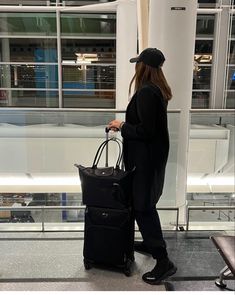 Longchamp Airport Outfit, Travel Bag Aesthetic Airport, Longchamp Backpack Outfit Style, Longchamp Backpack Outfit, Air Plane Outfit, Airport Outfit Black