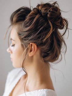 Fresh Messy Bun Styles for Medium Hair 2024 Bun Hairstyles For Medium Hair, Messy Bun Styles, Braids Accessories, Styles For Medium Hair, Shoulder Length Curly Hair, Curl Enhancer, Shaggy Long Hair, Medium Curly, Bun Styles