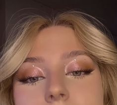 Hoco Makeup Ideas With Gems, Makeup Inspo Birthday, Natural Makeup With Gems, Cute Trendy Makeup Looks, Hoco Makeup Aesthetic, Glowy Sparkly Makeup, Angel Makeup Easy, Crystal Eyes Makeup, Glitter And Glam Makeup