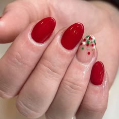 Christmas Nails 2023 Short Easy, Super Simple Christmas Nails, Christmas Nails 2023 Almond, Chrismast Nailart, December Nails Christmas Xmas, Christmas Nails Round, Short Almond Nails Christmas, Christmas Biab Nails, Christmas Gel Nails Designs