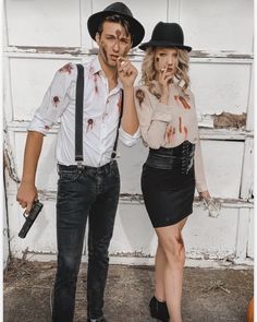 Halloween Couples Ideas Costumes, Bonnie Ans Clyde Halloween, Body And Clyde Costume, Bonny And Clyde Halloween Costumes, Couples Halloween Costume Bonnie And Clyde, Gangster Costume Couples, Bonnie And Clyde Outfit, Bonnie And Clyde Costume Ideas, Bone And Clyde Costume