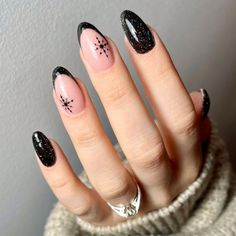 34 Black Winter Nails: Trendy Ideas for Chic Winter Nail Designs with Snowflakes and Gold Accents Black Pattern Nails, Black Nails With Snowflakes, Black New Years Eve Nails, Party Nails New Years Eve Sparkle, Black Winter Nails, Oval Shaped Nails, Matte Black Nails, Holiday Nail Designs