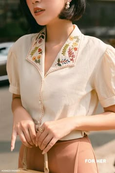 Fashion Tops Blouse Style, Detail Couture, Fashion Tops Blouse, Trendy Blouses, Trendy Fashion Tops, Embroidery Designs Fashion, Trendy Blouse Designs, Embroidered Clothes