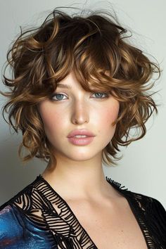 Stufenschnitt im Trend: 51+ Looks für moderne Dynamik - hairtastic.de Rocker Hair, Natural Curly Hair Cuts, Wavy Hairstyles Medium, Curly Hair Photos, Hair Upstyles, Short Curly Haircuts, Edgy Short Hair, Haircuts For Curly Hair