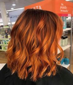 The best fall hairstyles and fall hair to copy Short Copper Hair, Bright Copper Hair, Pumpkin Spice Hair, Red Balayage Hair, Cheveux Oranges, Ginger Hair Color, Copper Hair Color, Hair Color And Cut, Copper Hair