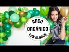 a woman sitting in front of balloons with the words arco organic con globos