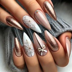 Cream And Gold Christmas Nails, Nude And Gold Christmas Nails, Gold Christmas Nails Designs, Christmas Nails Silver And Gold, Christmas Nails Beige, Winter Cateye Nails, Gold Nails Almond Shape, Christmas Nails Rose Gold, Beige Christmas Nails