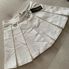 On Trend Pleated Mini Skirt High Waisted, I’m 5’4 And This Goes Above My Belly Button Soft And Super Thick Material - Not See Through Not Lined More Of An Off-White Color, Not Solid White Open To Reasonable Offers White Skirt Pleated, Acubi Skirt, Dream Closet Clothes, Clothes Coquette, Outfits Coquette, White Pleated Skirt, White Mini Skirt, Outfit Inspo Casual, Cute Pants