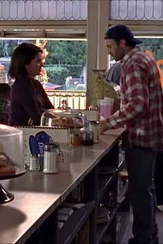 Lorelai Gilmore and Luke Danes standing at the counter in Luke’s Diner in Stars Hollow during fall autumn months in Gilmore Girls. Tumblr Aesthetic Posts, Gilmore Girls Outfits Lorelai, Lorelai Gilmore And Luke, Stars Hollow Fall, Lorelai Outfits, Stars Hollow Aesthetic, Fall Aesthetic Gilmore, Lorelai Gilmore Outfits, Lorelai Gilmore Style