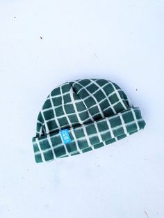 This is the simple version of our beanie. Perfect for active sport with style, fits under a ski helmet ;)  The ultimate fleece beanie for the ultimate look! With its fun and playful look, it's sure to keep heads turning with its unique style. Full fleece, simple fit. Rib can be adjusted for different styles. Emerald green and white lines. Made in Quebec with love and fun! Retro Ski Hats, Green Cotton Beanie Cap, Green Winter Hat For Outdoor, Sporty Beanie For Outdoor, Casual Green Windproof Hat, Green Sporty Hat For Outdoor Activities, Green Winter Outdoor Hat, Fitted Green Cotton Hat, Sporty Outdoor Beanie Hat