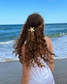 Beach Hair For Curly Hair, Beachy Hair Aesthetic, Merliah Summers Aesthetic, Mermaid Aesthetic Hairstyle, Mermaid Core Hairstyles Curly, Blonde Hair Beach Aesthetic, Flower In Hair Aesthetic Hawaii, Beach Poses