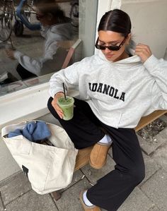 Loungewear Outfit, Campus Outfit, Cold Fashion, Aesthetic Photoshoot, Sweatpants Outfit, Outfit Formulas, Lazy Outfits, Click Photo, Virtual Stylist