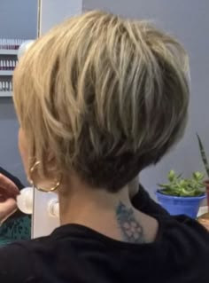 Short Sassy Hair Over 50, Short Wavy Haircuts, Short Hair Back, Stacked Haircuts, Silver Blonde Hair, Chic Short Hair, Hair Over 50, Blonde Bob Hairstyles, Bob Hairstyles For Thick