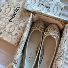 Very Hard To Find Combo! Chanel Camellia For Ballerina Flats Brand New In Box Never Worn Comes With Dustbags Size 40.5 Channel Shoes Women, Chanel Ballerina Flats, Beige Ballet Flats, Classy Flats, Chanel Ballerina, Pink Loafers, Chanel Loafers, Chanel Flats, Mary Jane Ballet Flats