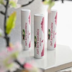 DET BEDSTE AF DET BEDSTE Har du prøvet vores populære Forever Aloe Lips? En dejlig læbepomade med Aloe vera, jojobaolie og bivoks, der gør dine læber bløde og glatte. Og da den ikke indeholder vand, fungerer den i al slags vejr. 👌⁠ ⁠ ___________ (English) THE BEST OF THE BEST Have you tried our popular Forever Aloe Lips? A lovely lip balm with Aloe vera, jojoba oil and beeswax that makes your lips soft and smooth. And since it doesn’t contain water, it works in all kinds of weather. 👌⁠ ⁠ Forever Aloe Lips, Aloe Lips, Forever Living Business, Forever Products, Marine Collagen, Have You Tried, Nutrition Tips