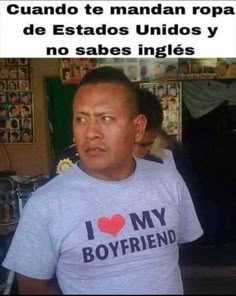 a man wearing a t - shirt that says, i love my boyfriend in spanish