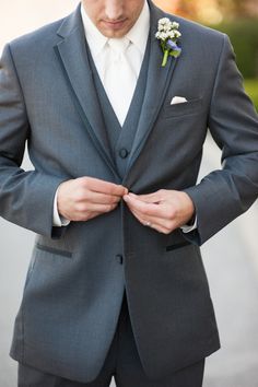 White Tuxedo Wedding, Vintage Wedding Suits, Father Of The Bride Outfit, Wedding Groomsmen Attire, Groomsmen Grey, Groom And Groomsmen Attire, Wedding Suits Groom