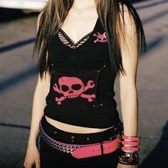 Pop Punk Outfits, Avril Lavigne Aesthetic, Stile Punk Rock, Pop Punk Aesthetic, Punk Rock Dress, Rose Ice Cream, Up Wallpaper, Magic Rose, Rock Dress