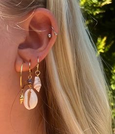 Puka Shell Earrings - Etsy Seashell Jewelry Diy Earrings, Shell Earing Ideas, Puka Shell Earrings, Beach Earrings Aesthetic, Beach Piercings, Beach Earring Stack, Silver Dangle Earring, She’ll Earrings, Silver Shell Earrings