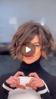 Up Hairdos For Short Hair, Bob With Highlights Brunette, Hairstyles For Length Hair Short, How To Style Short Bob Hairstyles, Short Hair From The Back, Short Chin Length Hair, How To Style Short Bangs, Textured Layered Bob, Tying Shirt