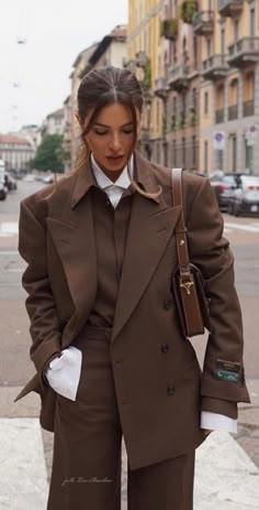 Statement Blazer Outfit, Dark Blazer Outfits For Women, Brown Professional Outfit, Blazer Marron Outfit, Dark Brown Blazer Outfits For Women, Chocolat Outfit, Light Brown Jacket Outfit, Light Brown Blazer Outfit