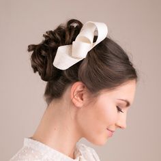 Small and compact, this ivory fascinator has enough glamour to elevate your style. The minimalist bow fascinator for a bride or wedding guest.  Modern bridal fascinator is made of millinery sinamay, it is feather light. Place it into an elegant updo or romantic half loose hair, it easy to do by yourself, the headpiece is on alligator clip. Color:  ivory Also available in various colours. Please, see the pictures of sinamays available and select your colour in the colour options bar. Would you li Elegant Satin Bow Headband, White Headband Fascinator As Gift, Elegant Ribbon Headband, Elegant Wedding Hair Accessories With Ribbon, Chic White Bow For Party, Chic White Wedding Bow, White Bow Fascinator For Wedding, Elegant Ribbon Headband For Wedding, Elegant White Hair Accessories With Decorative Bow