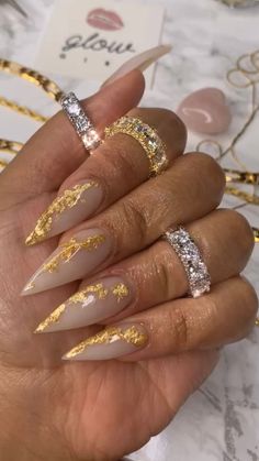 Acrylic Nail Designs Gold Flakes, Mahogany Nails, White And Gold Nail Designs, Nails Nye, Gold Stiletto Nails, Nail Art Gold, Acrylic Nails Stiletto, Nye Nails