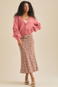 This elegant midi skirt features a captivating floral print and a flattering side slit. The flowy silhouette makes it a versatile choice for all events and occasions that calls for effortless femininity. Pink Midi Skirt Outfit, White Dress Skirt, Modest Fashion Christian, Elegant Midi Skirt, Curvy Casual Outfits, Skirt Aesthetic, Velvet Midi Skirt, Pink Midi Skirt, Feminine Skirt