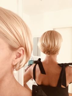 Blonde bob cut Kort Bob, Short Blonde Haircuts, Blonde Pixie Haircut, Blonde Bob Cuts, Blonde Pixie Cuts, Summer Hairstyles For Medium Hair, Short Wavy Hair, Blonde Bobs