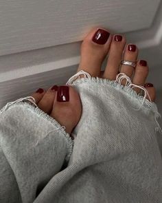 Unhas da moda para testar na próxima pedicure » STEAL THE LOOK Red Pedicure, Red Toenails, Feet Nail Design, Summer Pedicure, Dark Red Nails, Pedicure Ideas