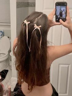 Cute Hairstyles With Ribbon Bow, Hairstyles For Uniform School, Bow Barrette Hairstyle, Clip In Bow Hairstyle, Updos With Bows, Haïr Style With Bow Clip, Simple Bow Hairstyles, Hairstyles With Two Bows, Easy Hairstyles With Bow